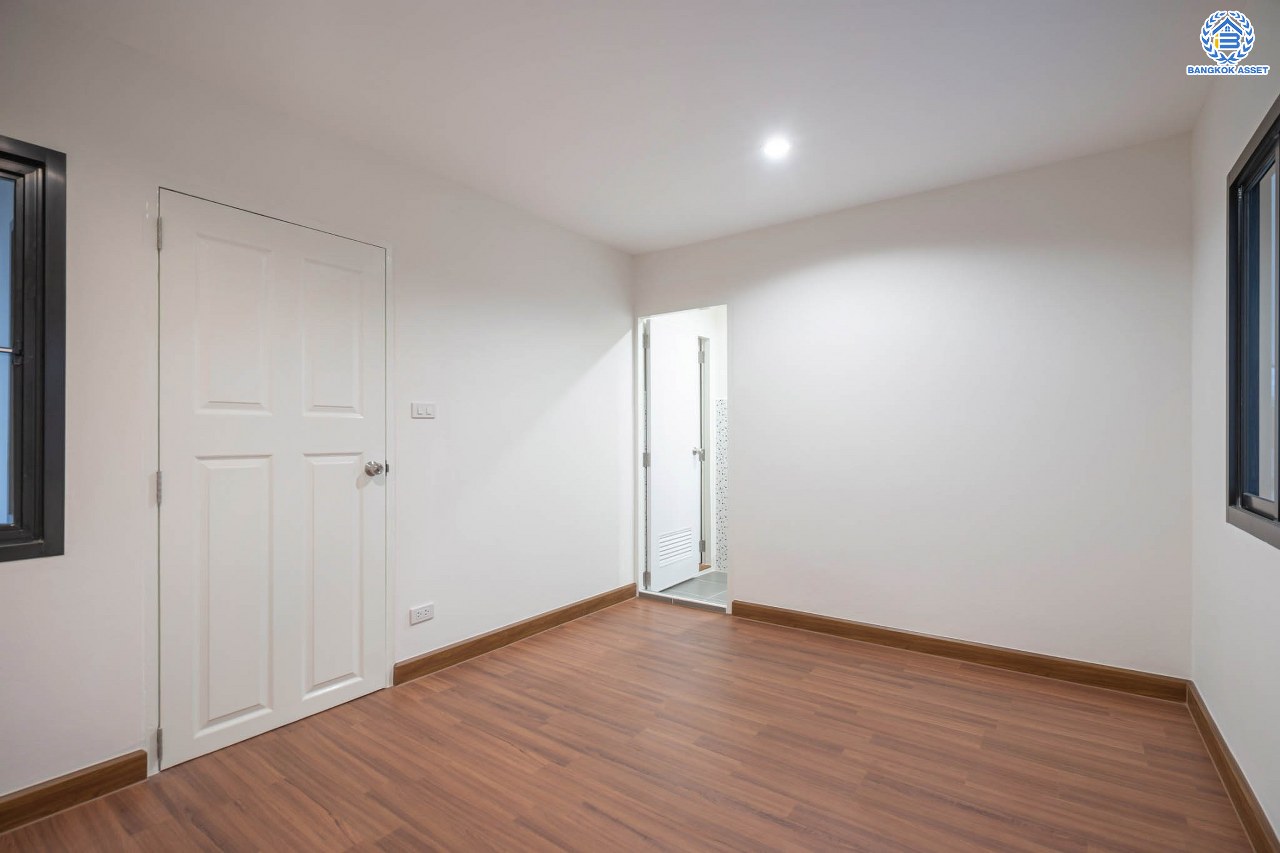 บ้านมือสองตกแต่งใหม่ โครงการ ลานทอง ติวานนท์-ปากเกร็ด เนื้อที่ 40 ตร.ว. ฟังก์ชัน 3 ห้องนอน 2 ห้องน้ำ จอดรถได้ 2คัน บนทำเลทองเดินทางสะดวกติด ถ.ติวานนท์ ใกล้ห้าแยกปากเกร็ด เมืองทองธานี, เซ็นทรัลแจ้งวัฒนะ รถไฟฟ้าสายสีชมพู "สถานีปากเกร็ด" และจุดขึ้นทางด่วน "แจ้งวัฒนะ"